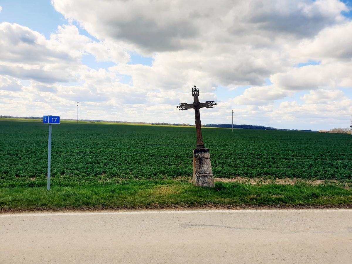 Senas ketinis kryžius Medinių kaimo pakelėje